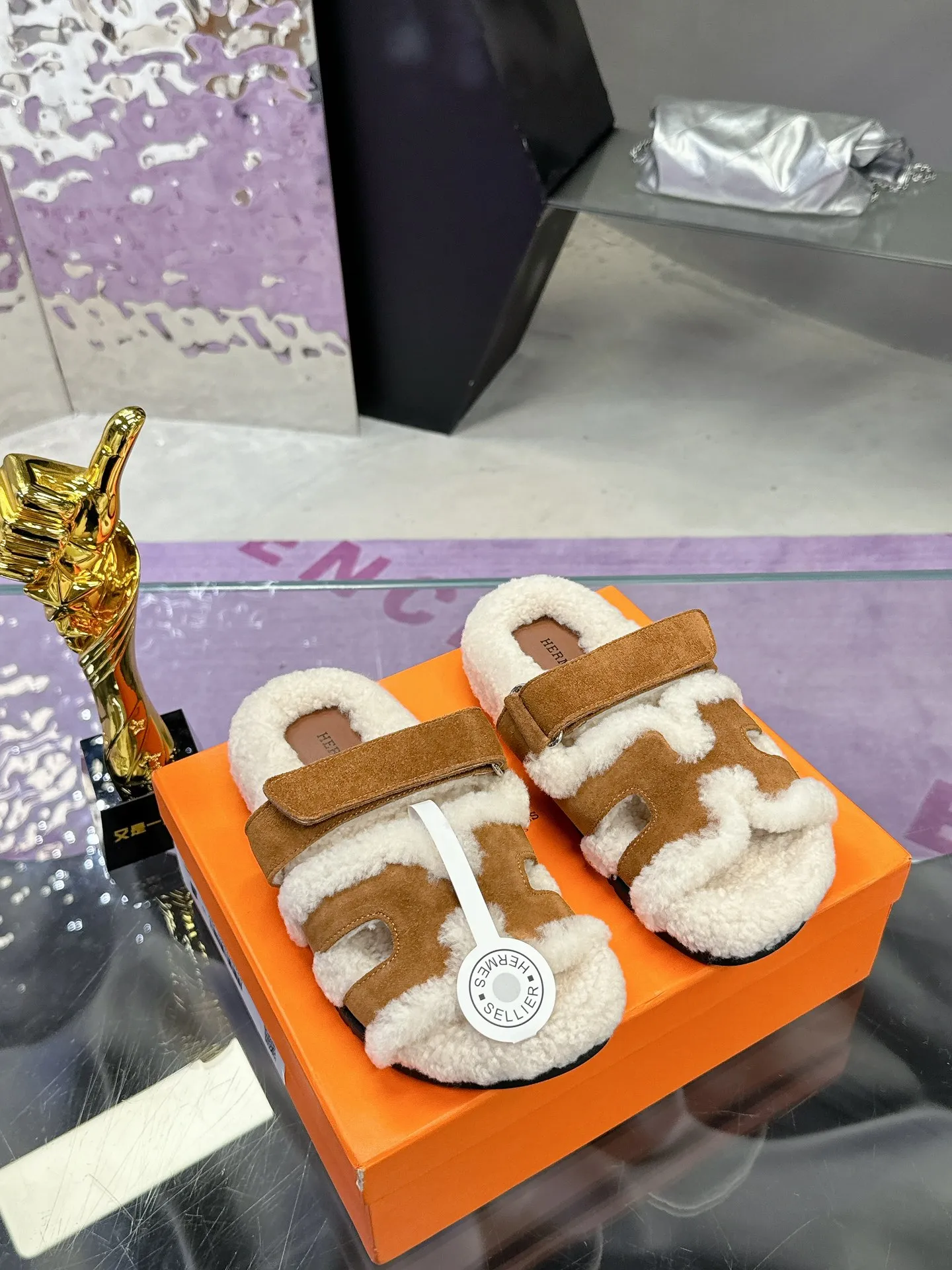 Factory price: 500💰 HERMES💗Ai Ma’s classic hot style second uncle🐑wool mop🆕 is coming. A must-have item for autumn and winter ✅ Versatile and fashionable at home and out on the street 🍀The colors are extremely colorful! Walking Tuscany! T men's shoes 💰R non-slip outsole super light ️ super comfortable on the feet without any binding feeling I can't stop drinking coffee ☕ my second uncle's slippers I can't take off Size number: 35-40 (41 made to order, non-refundable)